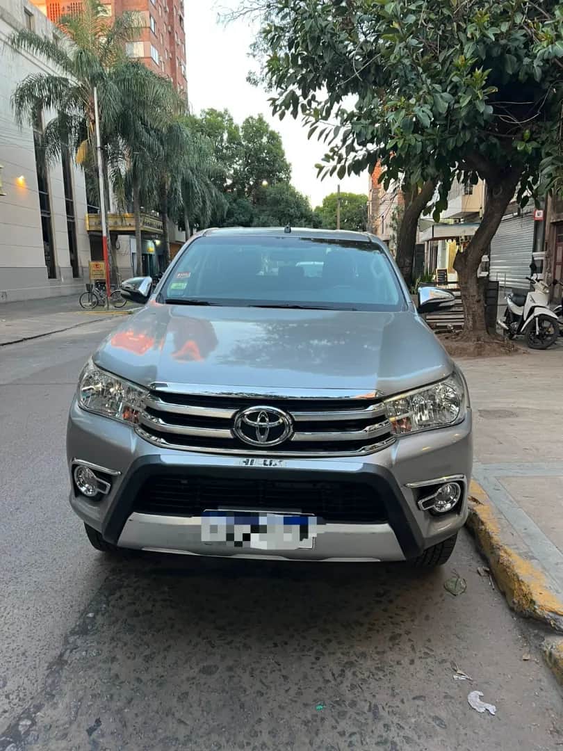 TOYOTA HILUX color plata