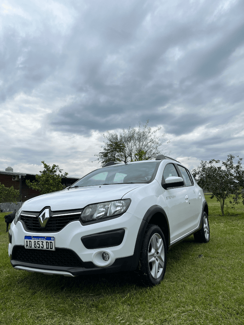 RENAULT SANDERO color plata