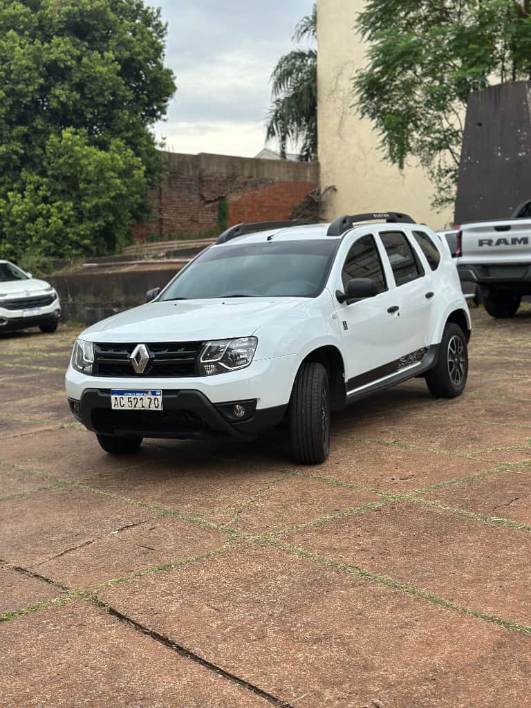 RENAULT DUSTER color plata